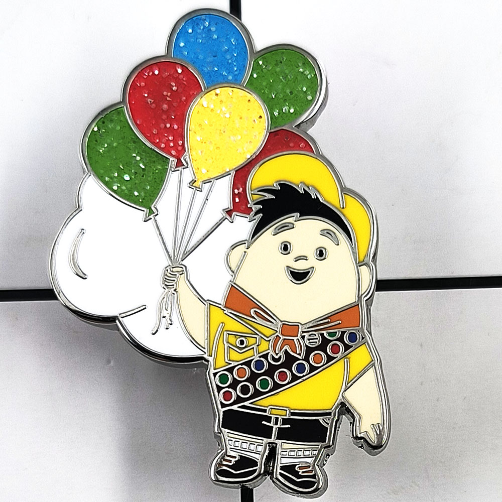 Embroidery Bali - 漫画アニメキャラクターブローチキラキラカラフルな風船を飛ばす小さな男の子エナメルピンクラシックアニメ周辺バッジファンギフト
