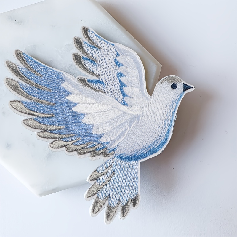 Embroidery Meaning - 1個入りの青白グラデーションの鳩の刺繍パッチ、ジャケット、帽子、パーカーに適したアイロン接着バッジ、意味のある創造的な贈り物。