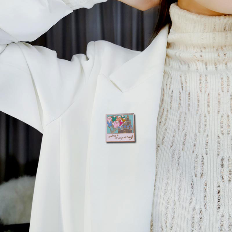 魔法のような日の風船の城のお土産の写真エナメルピン幸せなロマ - Embroidery Bali のレビューと価格
