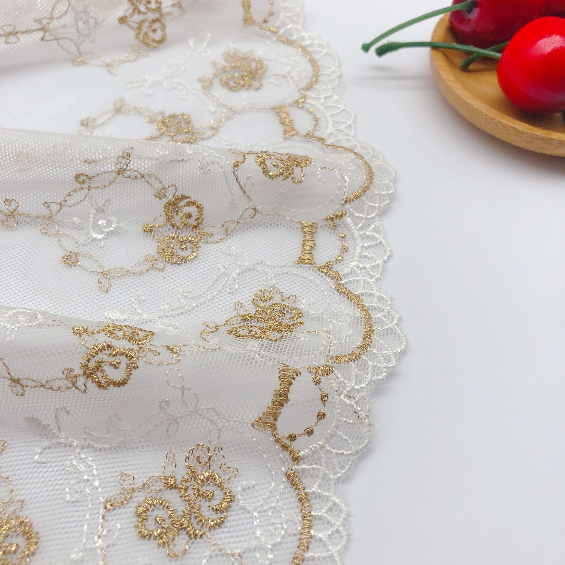 16.2 センチメートル幅メッシュ刺繍金糸ローズレース生地  - Embroidery Rose のレビューと価格